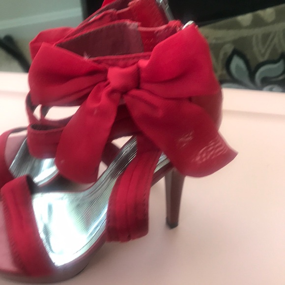 Red heels. - Picture 2 of 4